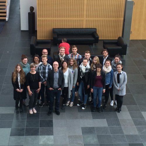 Herr Dr. Ralf Nemetschek, Frau Silke Zimmermann und ihre Mitarbeiterinnen mit dem P-Seminar Geschichte des LTG anlässlich der Präsentation seiner Ergebnisse im Nemetschek-Haus in München